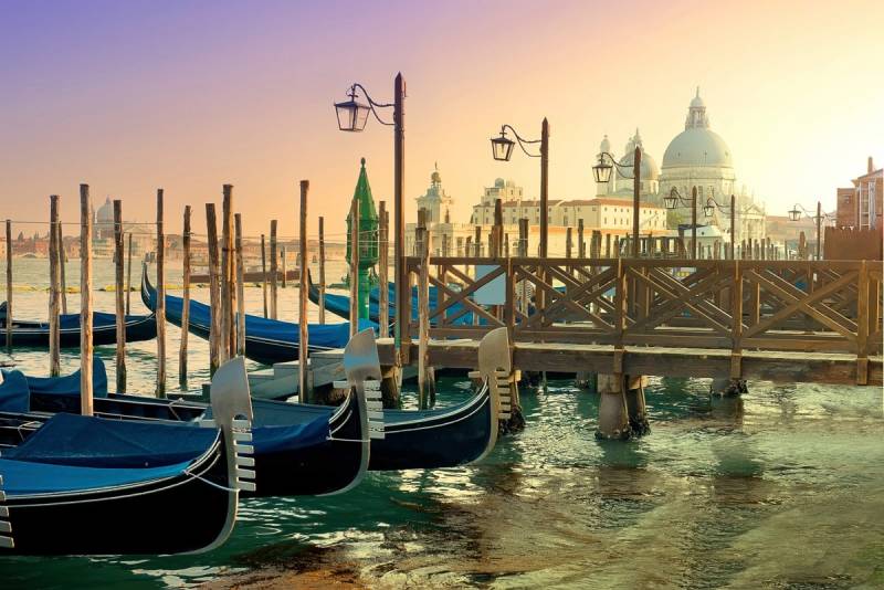 Papermoon Fototapete »Venedig Boote« von Papermoon