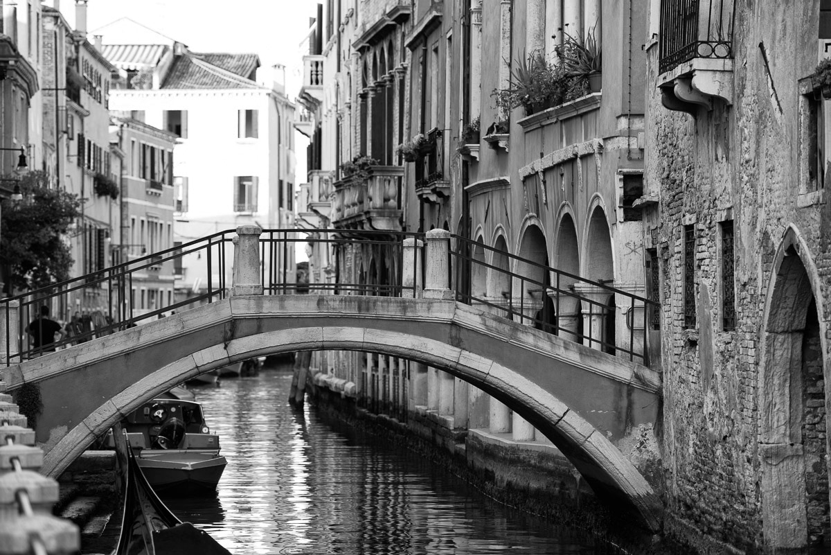 Papermoon Fototapete »Venedig Brücke« von Papermoon