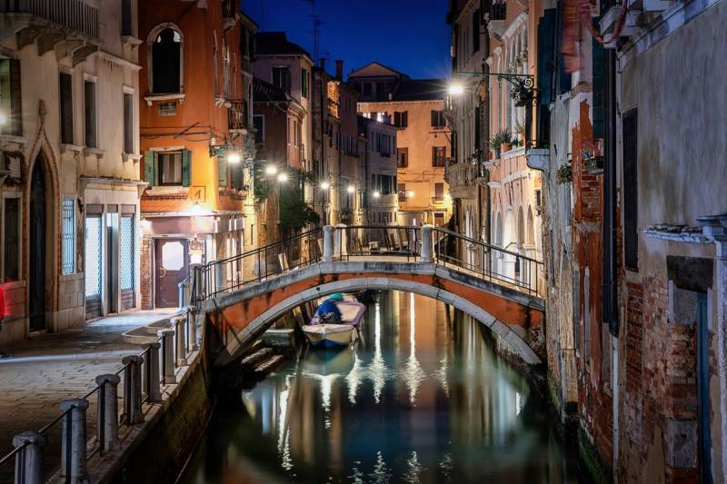 Papermoon Fototapete »Venedig bei Nacht« von Papermoon