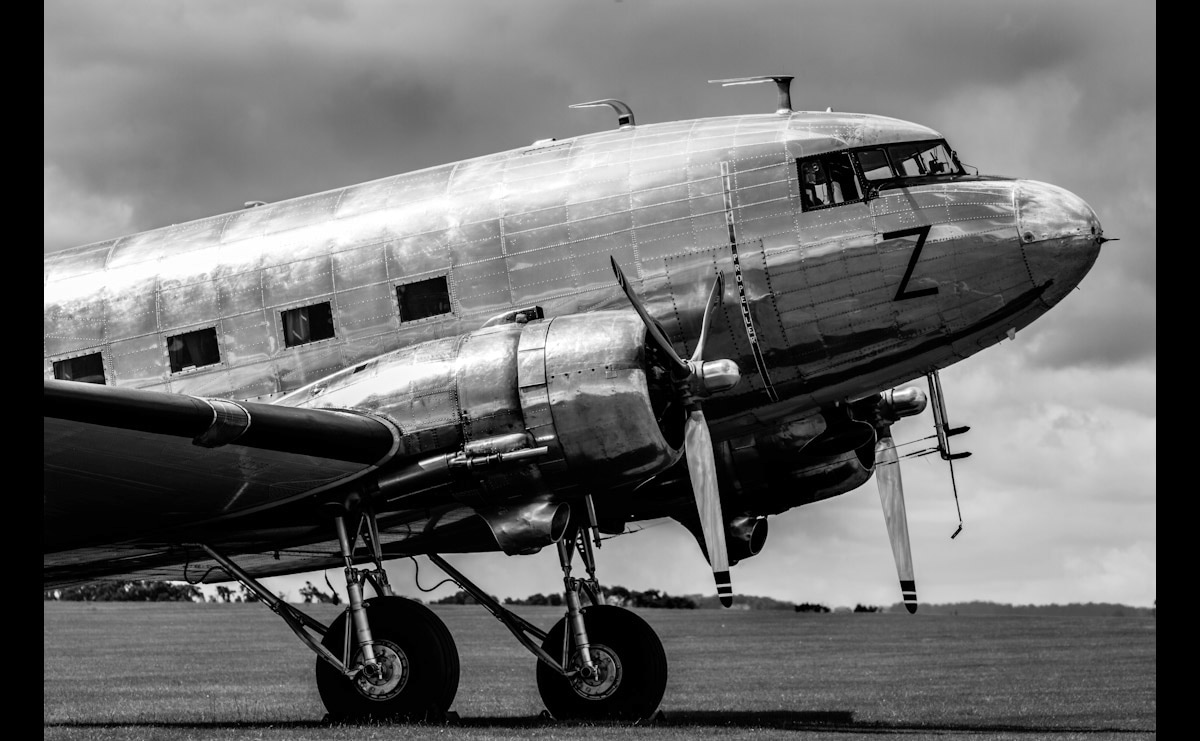 Papermoon Fototapete »Vintage Verkehrsflugzeug Schwarz & Weiss« Papermoon Fototapete »Vintage Verkehrsflugzeug Schwarz & Weiss« von Papermoon