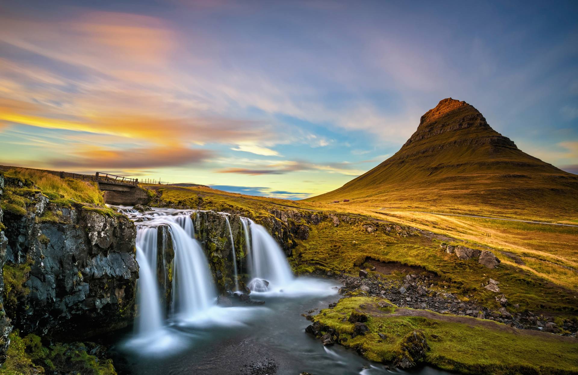 Papermoon Fototapete »WASSERFALL-NATUR LANDSCHAFT BERGE GEBIRGE SEE ALPEN XXL« von Papermoon
