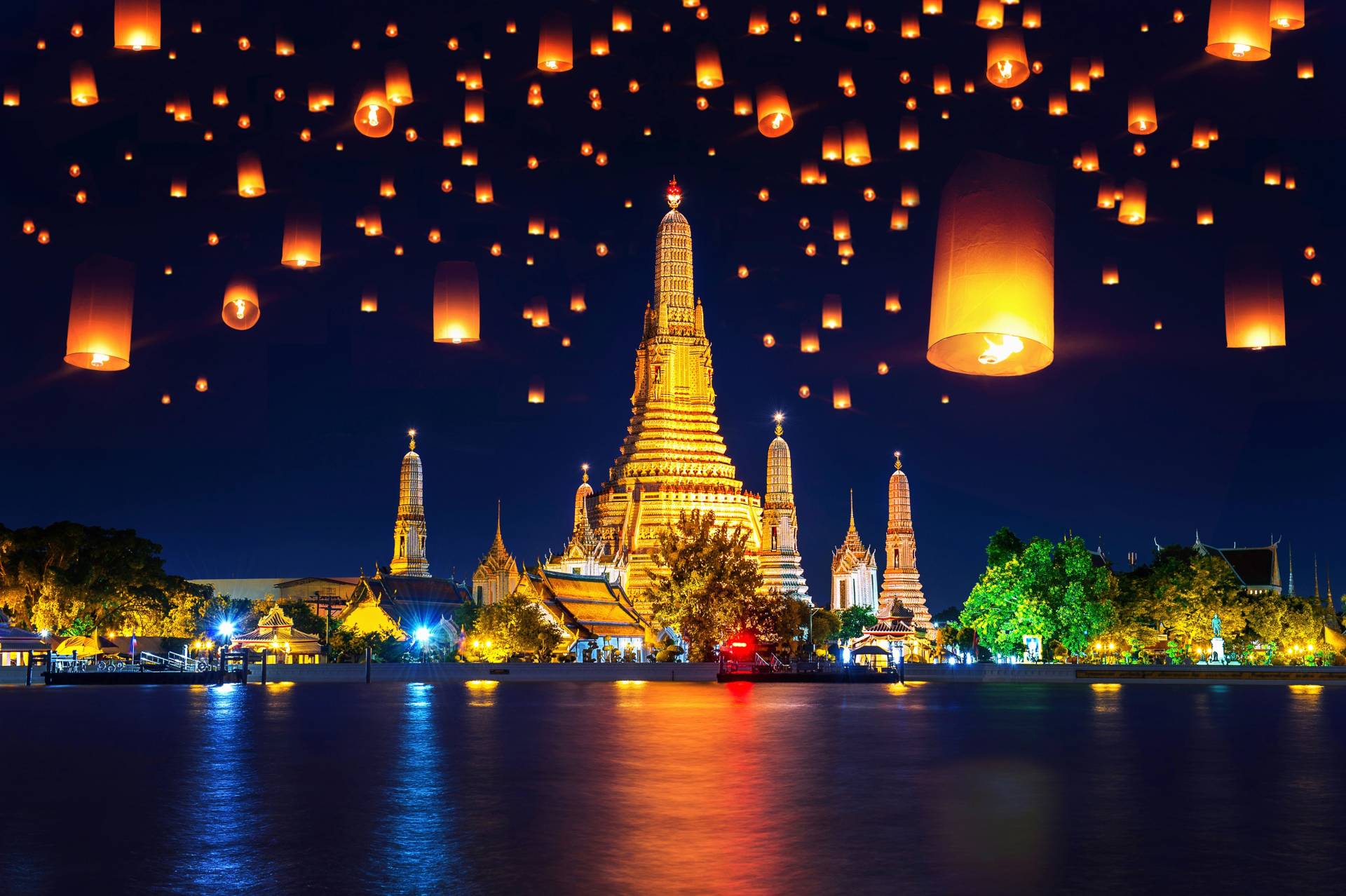Papermoon Fototapete »WAT ARUN-TEMPEL DER MORGENRÖTE BANGKOK THAILAND LATERNE« von Papermoon