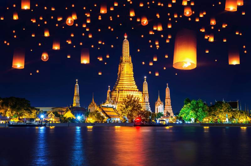 Papermoon Fototapete »WAT ARUN-TEMPEL DER MORGENRÖTE BANGKOK THAILAND LATERNE« von Papermoon