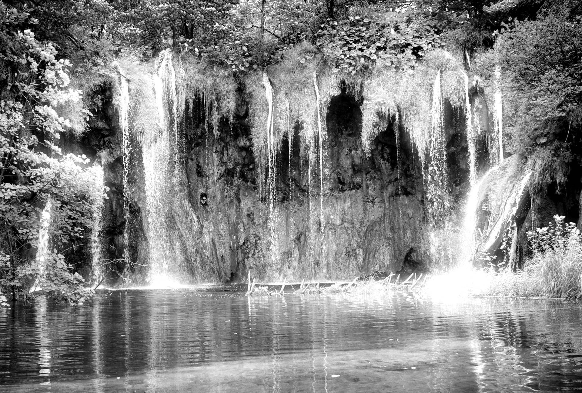 Papermoon Fototapete »Wasserfall Schwarz & Weiss« von Papermoon