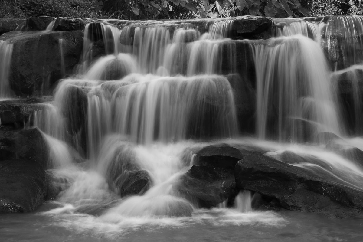 Papermoon Fototapete »Wasserfall Schwarz & Weiss« von Papermoon