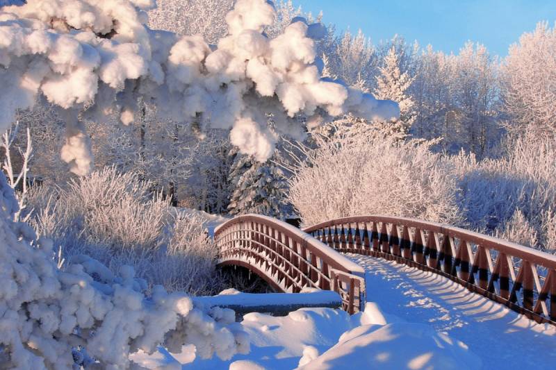 Papermoon Fototapete »Winterbrücke« von Papermoon