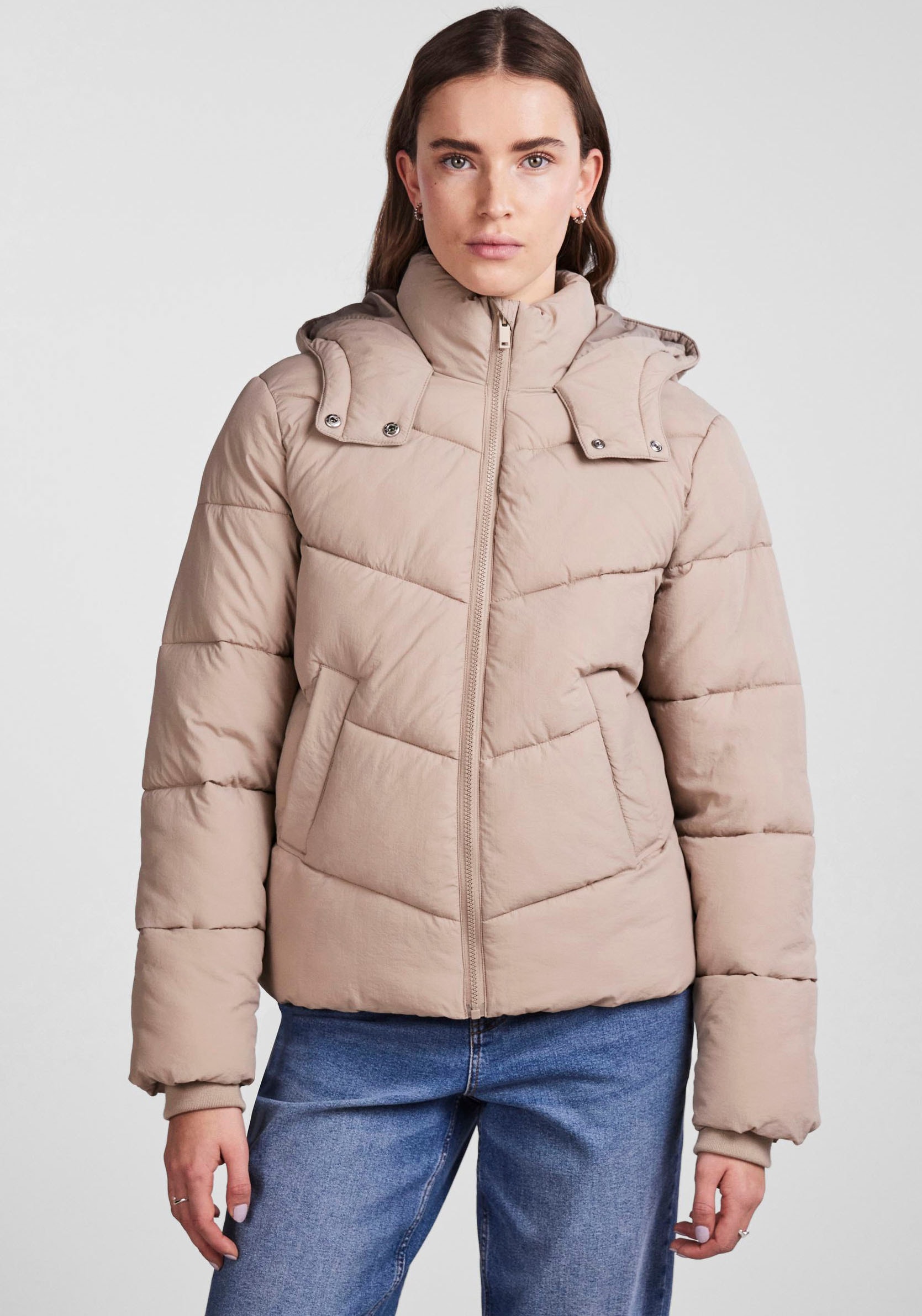 pieces Steppjacke »PCJAMILLA SHORT PUFFER JACKET NOOS BC«, mit Kapuze von Pieces