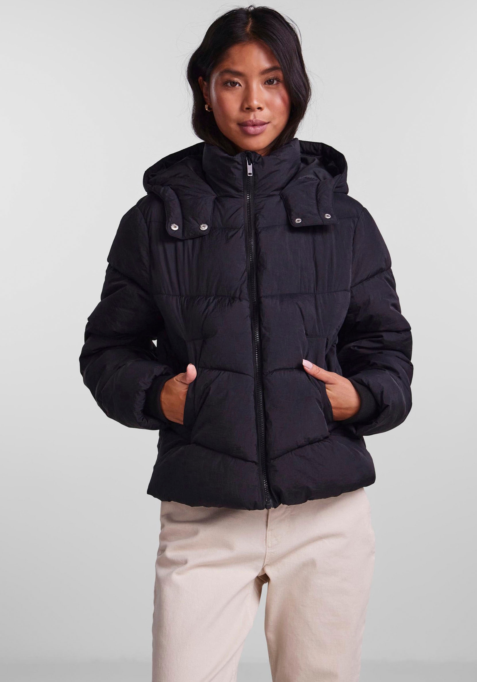 pieces Steppjacke »PCJAMILLA SHORT PUFFER JACKET NOOS BC«, mit Kapuze von Pieces