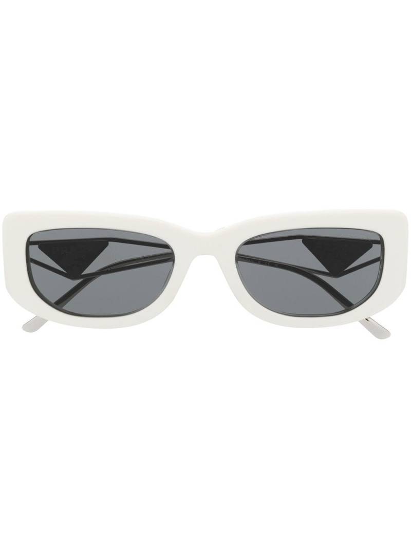 Prada Eyewear logo plaque tinted sunglasses - White von Prada Eyewear