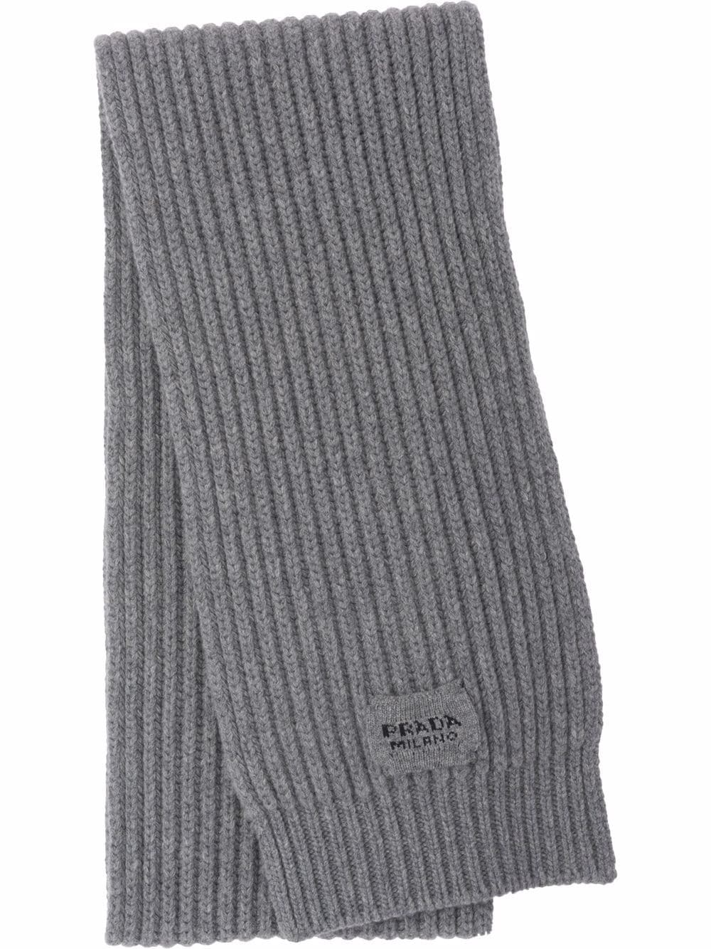 Prada logo-patch knitted scarf - Grey von Prada