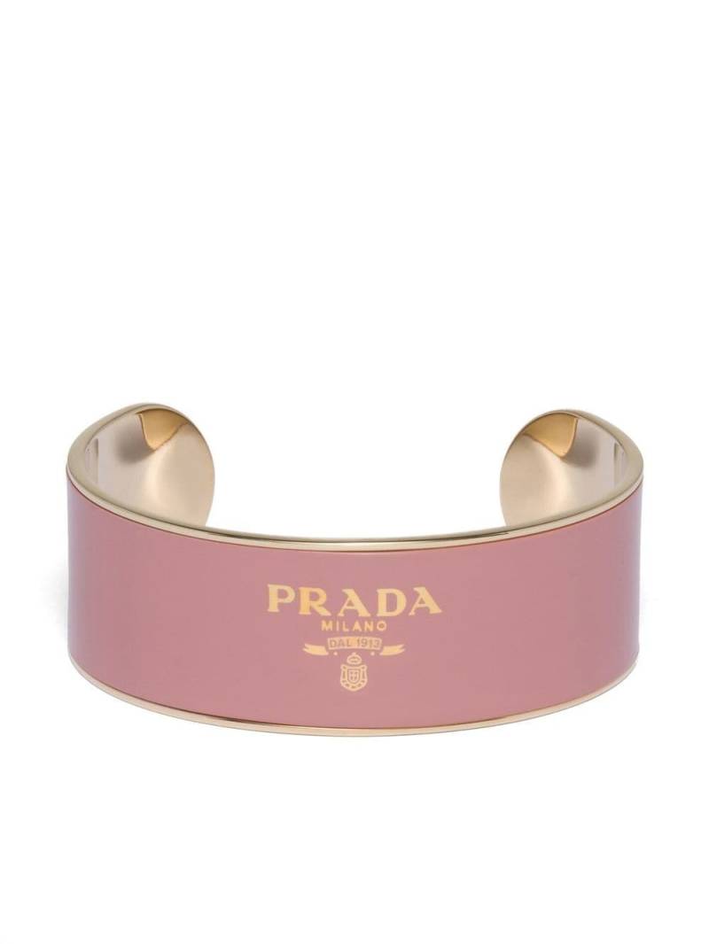 Prada logo-print enamel cuff bracelet - Pink von Prada