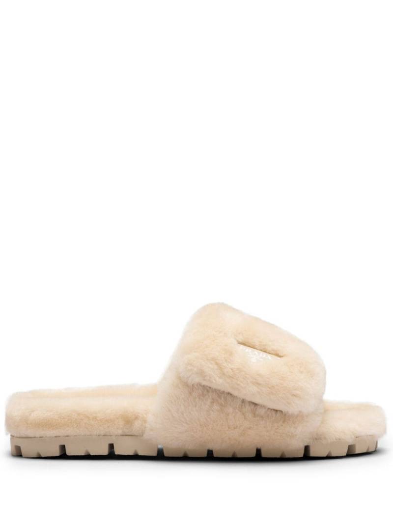 Prada triangle-logo shearling slides - Neutrals von Prada