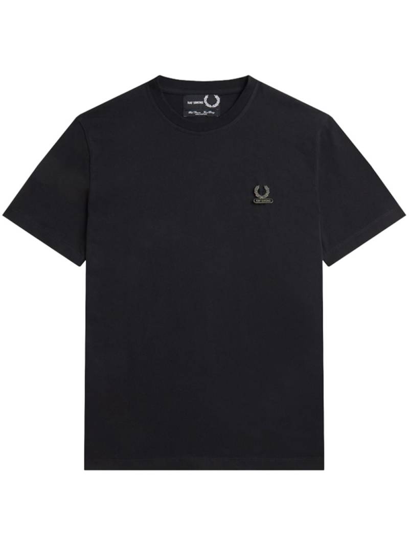Raf Simons X Fred Perry logo-plaque cotton T-shirt - Black von Raf Simons X Fred Perry
