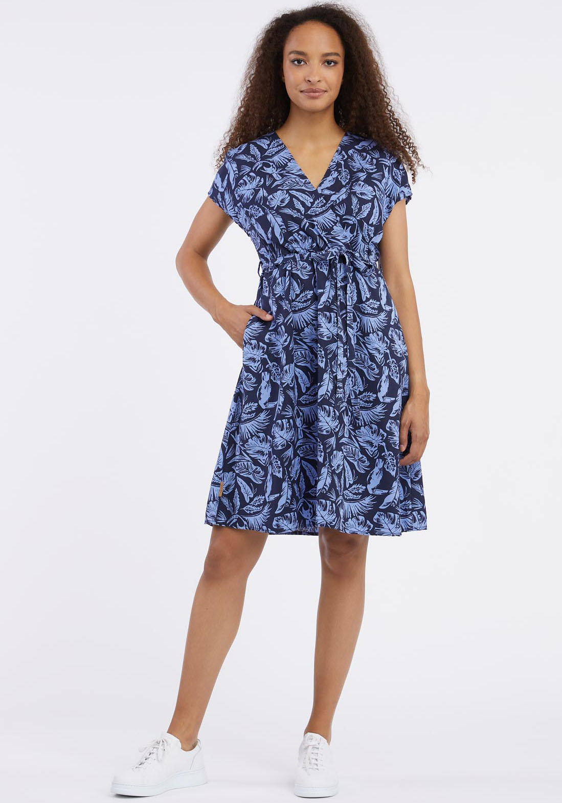 Ragwear Midikleid »Kleid SELYMA ORG«, sommerliches Kleid mit V-Ausschnitt und Wickeleffelt Ragwear Midikleid »Kleid SELYMA ORG«, sommerliches Kleid mit V-Ausschnitt und Wickeleffelt von Ragwear