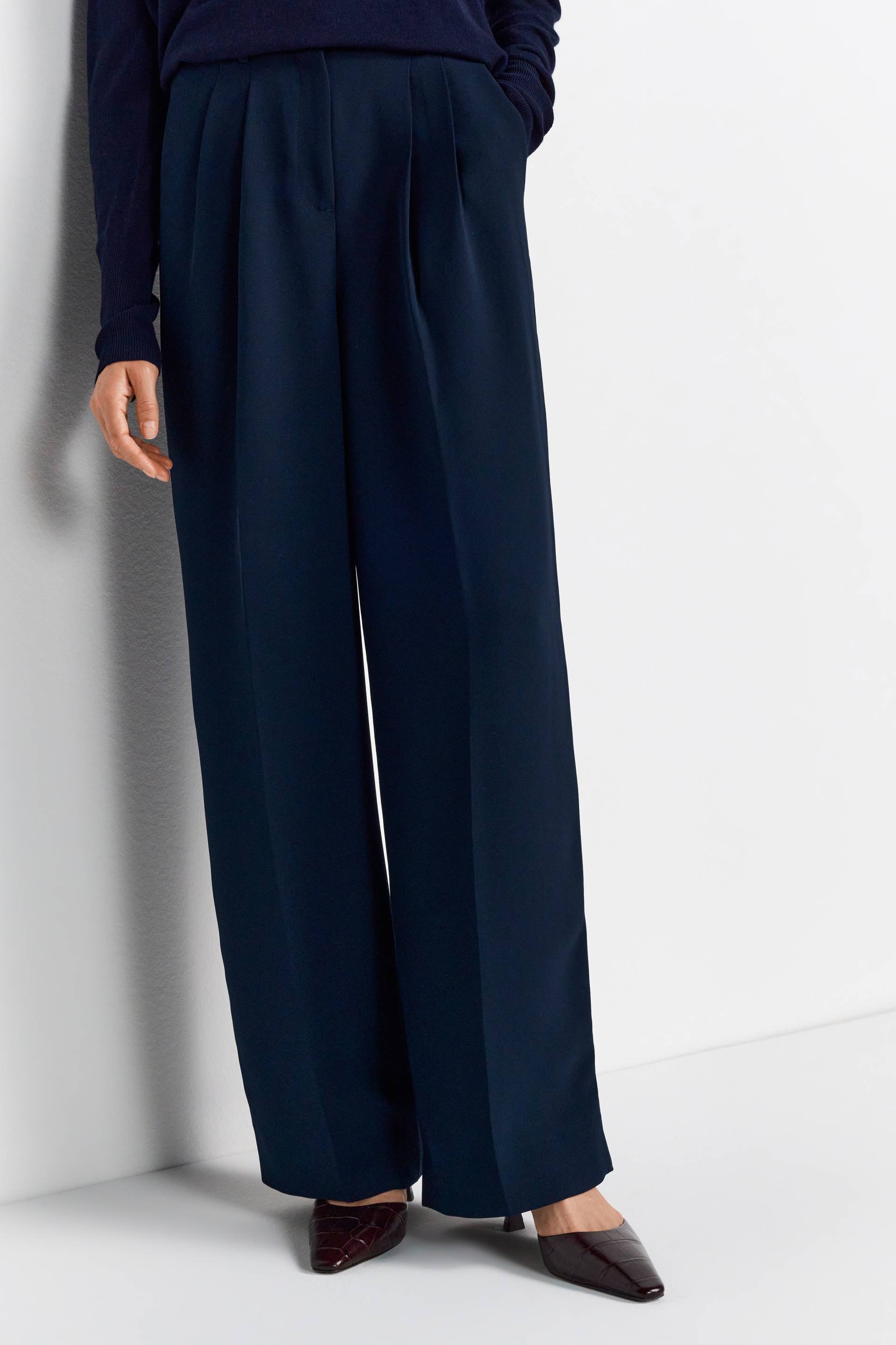 RICHROYAL Bügelfaltenhose, Mit Markenlabel über der Tasche RICHROYAL Bügelfaltenhose, Mit Markenlabel über der Tasche von RICHROYAL