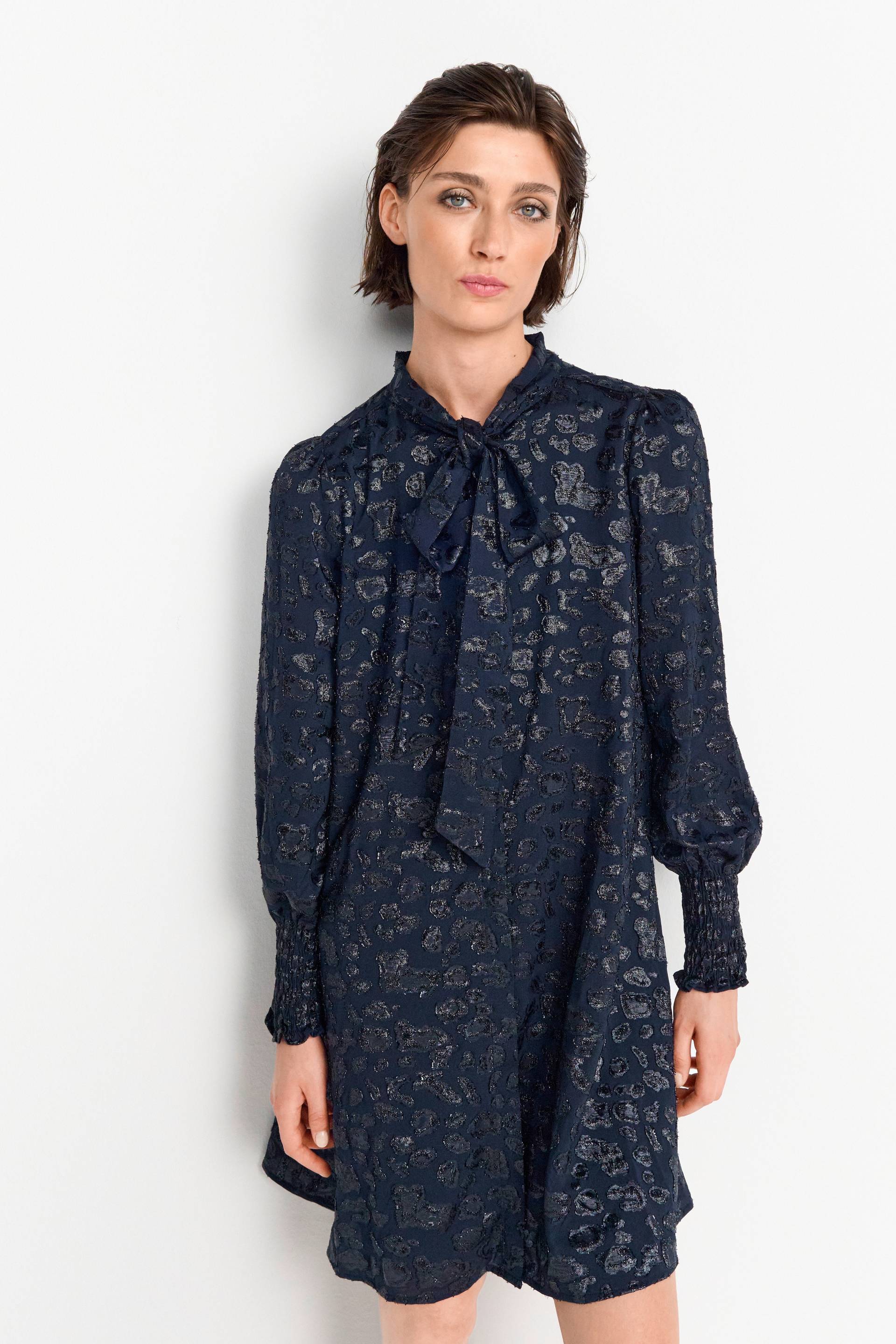 RICHROYAL Minikleid, in schimmerndem Jacquard-Look mit Leo-Ausbrenner RICHROYAL Minikleid, in schimmerndem Jacquard-Look mit Leo-Ausbrenner von RICHROYAL
