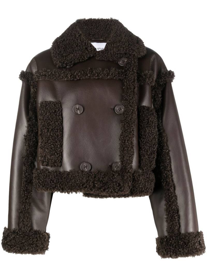 STAND STUDIO cropped faux shearling jacket - Brown von STAND STUDIO