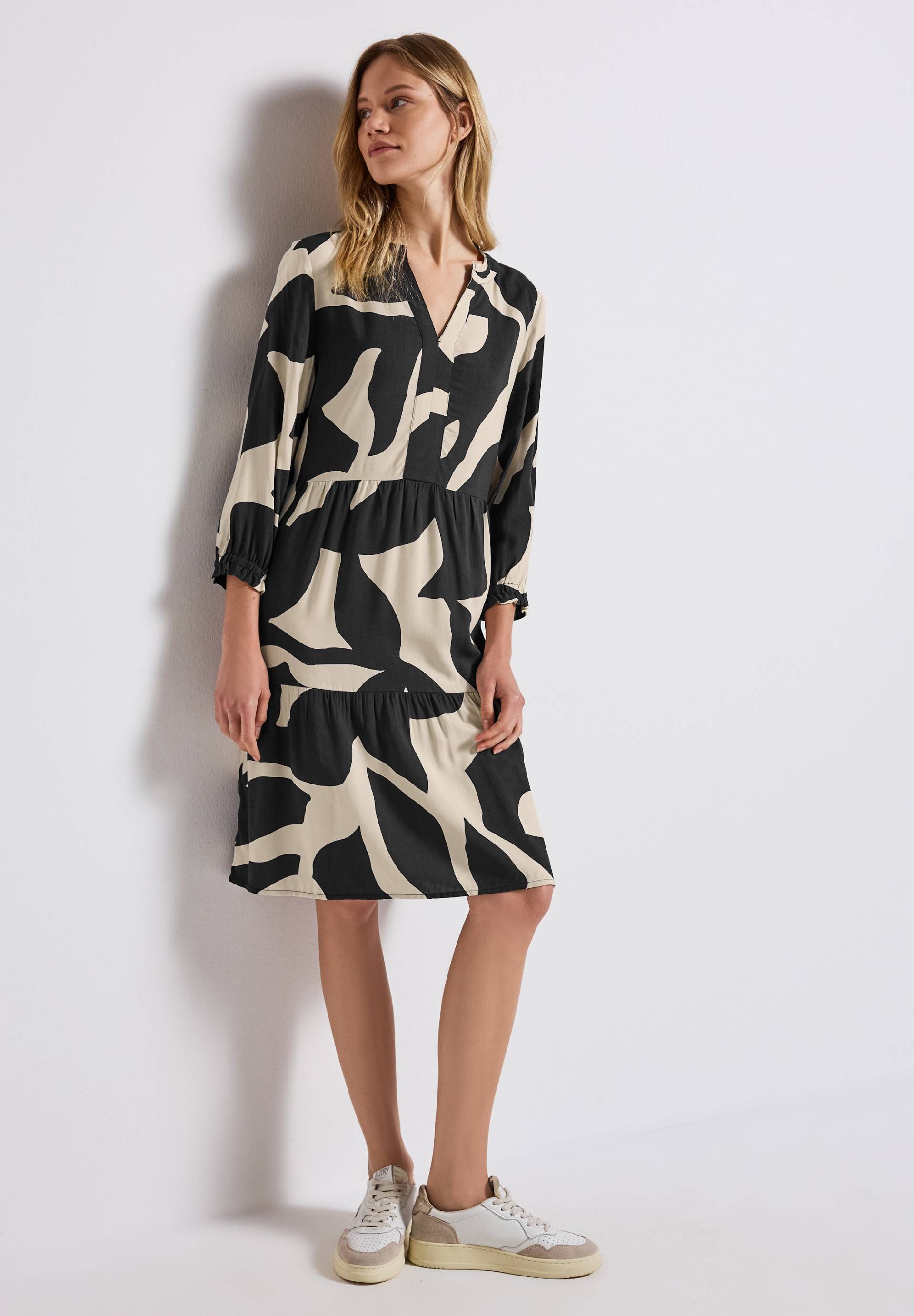 STREET ONE Midikleid, mit Volants und grafischem Muster STREET ONE Midikleid, mit Volants und grafischem Muster von STREET ONE