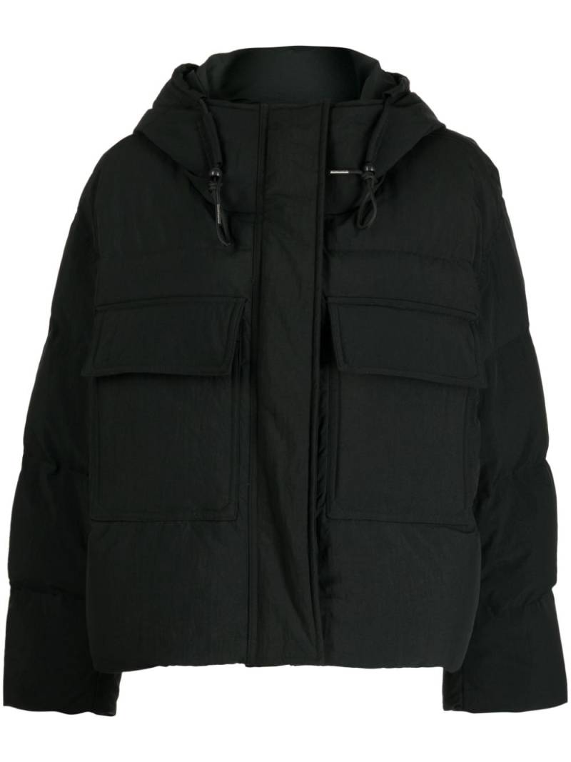 STUDIO TOMBOY flap-pockets hooded down jacket - Black von STUDIO TOMBOY