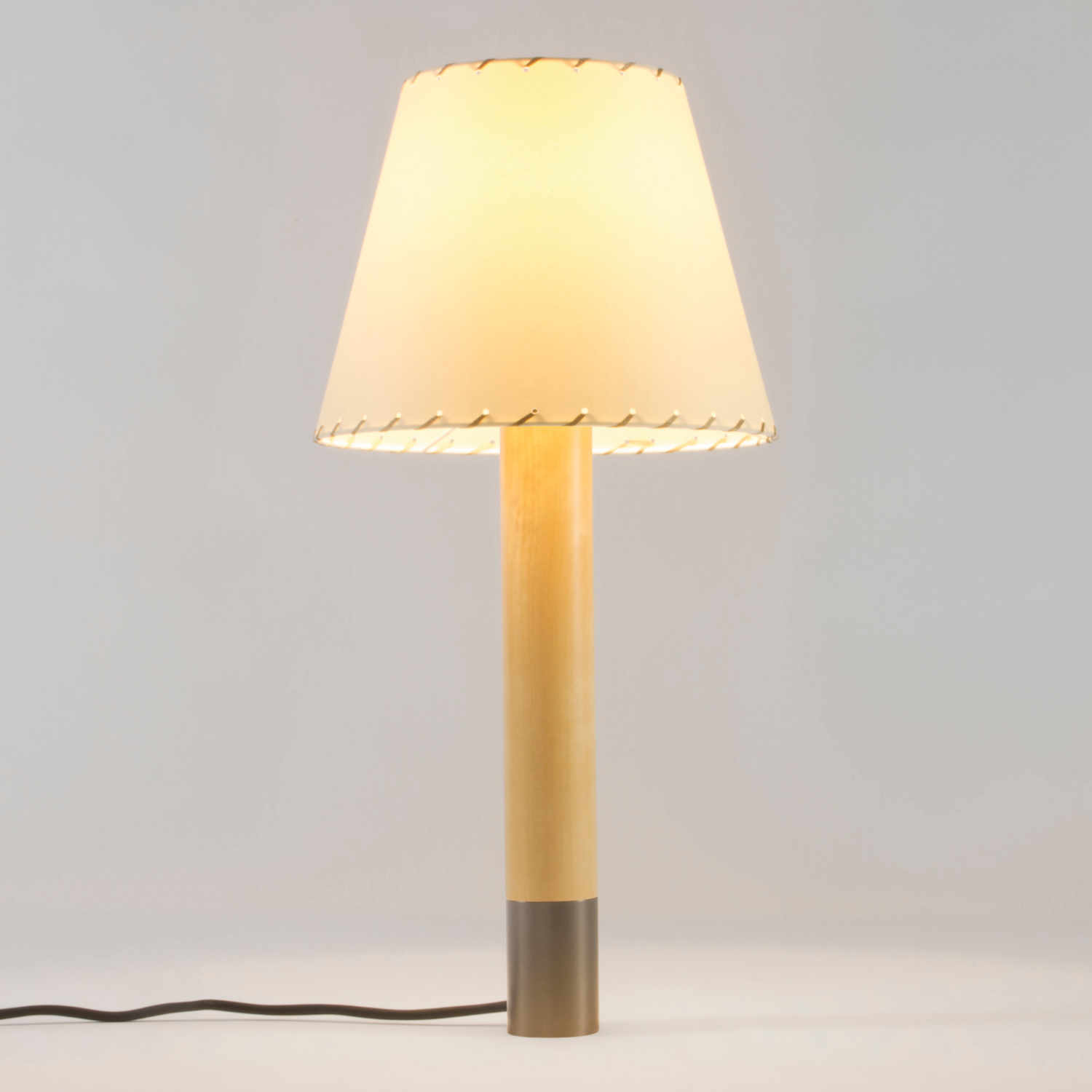 Básica LED M1 Tischleuchte, Lampenschirm beige, Base bronze von Santa & Cole