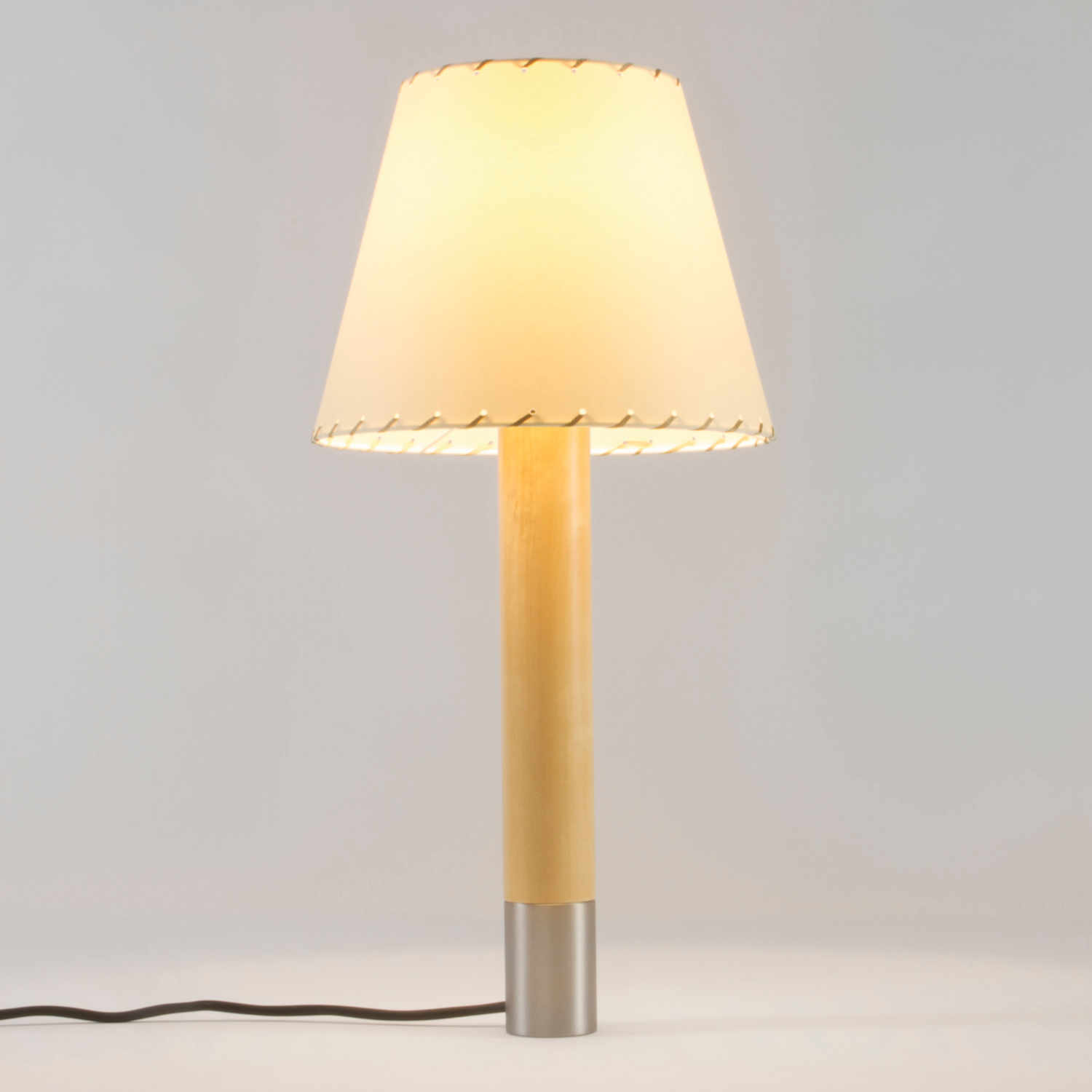Básica LED M1 Tischleuchte, Lampenschirm beige, Base nickel von Santa & Cole