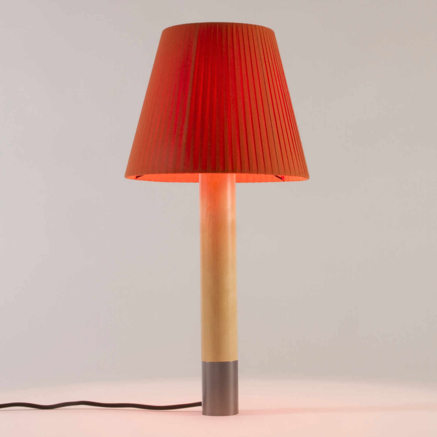 Básica LED M1 Tischleuchte, Lampenschirm rot-amber, Base bronze von Santa & Cole