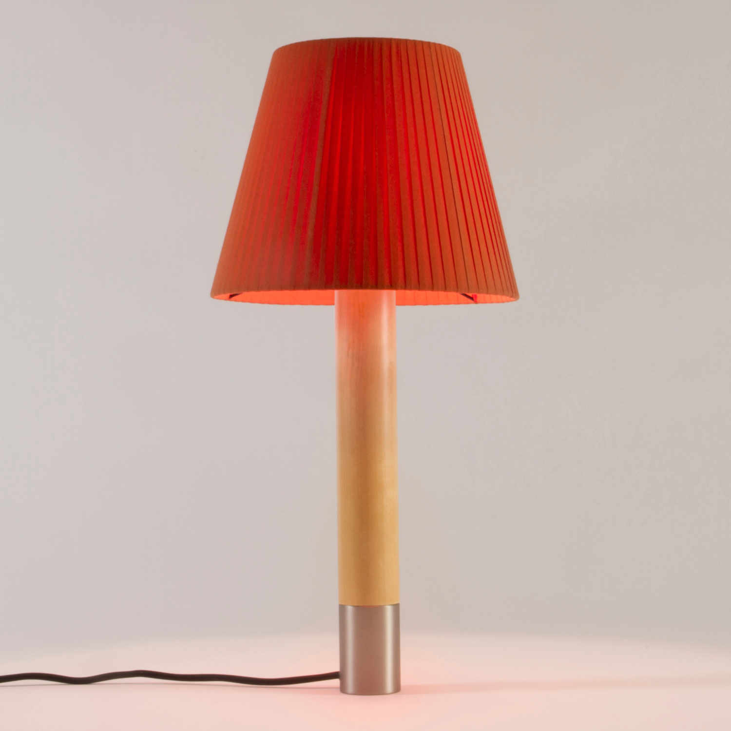 Básica LED M1 Tischleuchte, Lampenschirm rot-amber, Base nickel von Santa & Cole