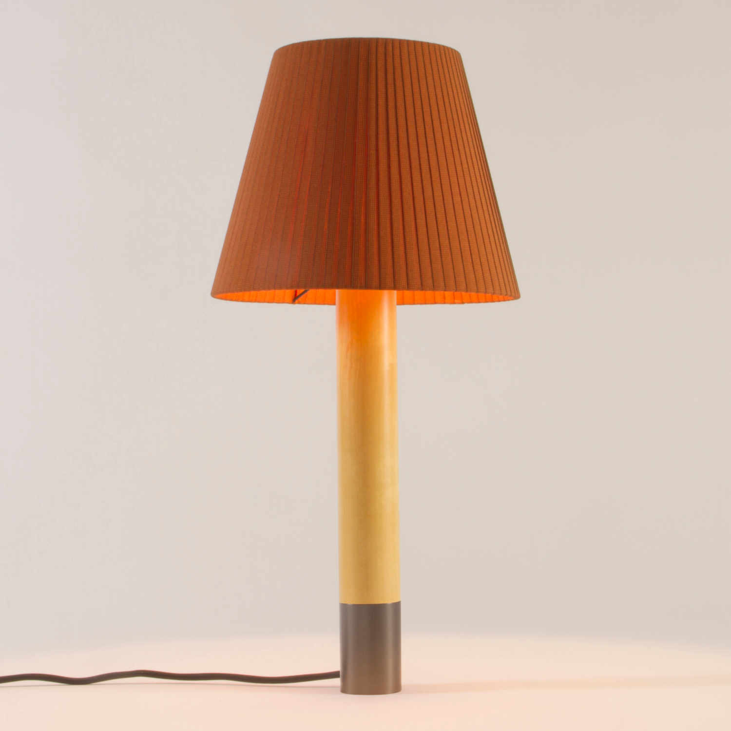 Básica LED M1 Tischleuchte, Lampenschirm terracotta, Base bronze von Santa & Cole