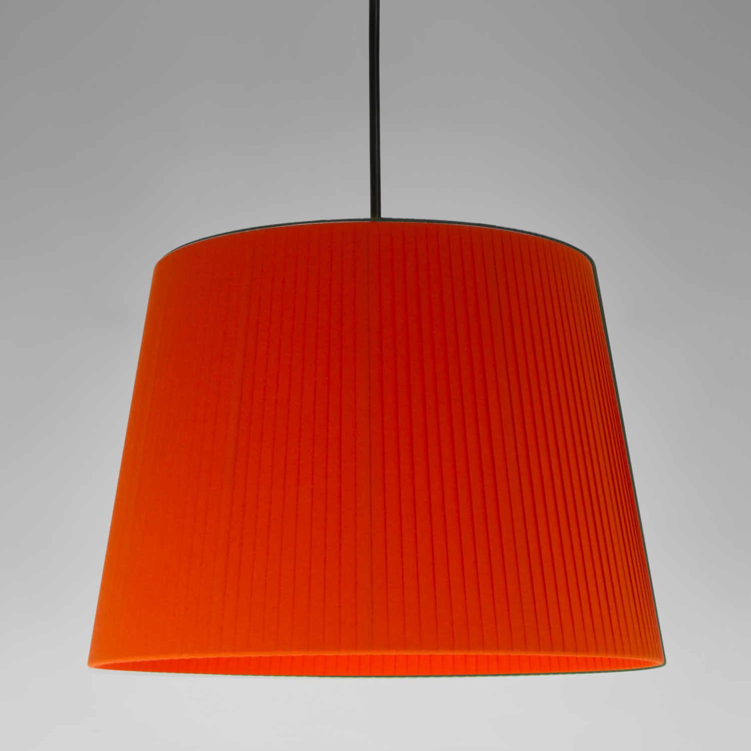 Sísísí cónicas GT1 LED Pendelleuchte, Lampenschirm rot-amber von Santa & Cole