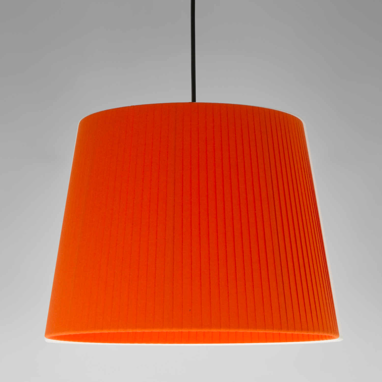 Sísísí cónicas GT3 LED Pendelleuchte, Lampenschirm rot-amber von Santa & Cole