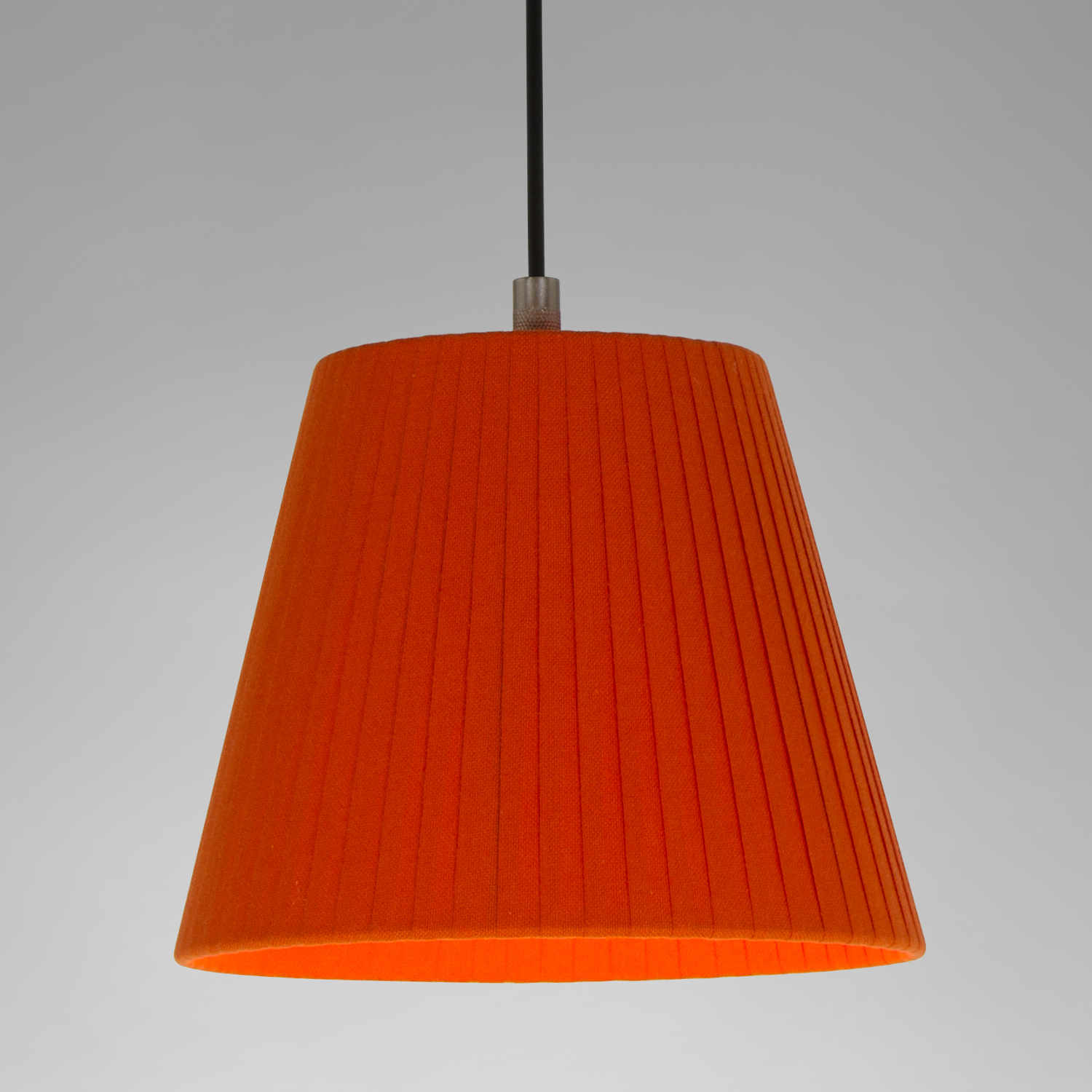 Sísísí cónicas PT1 LED Pendelleuchte, Lampenschirm rot-amber von Santa & Cole