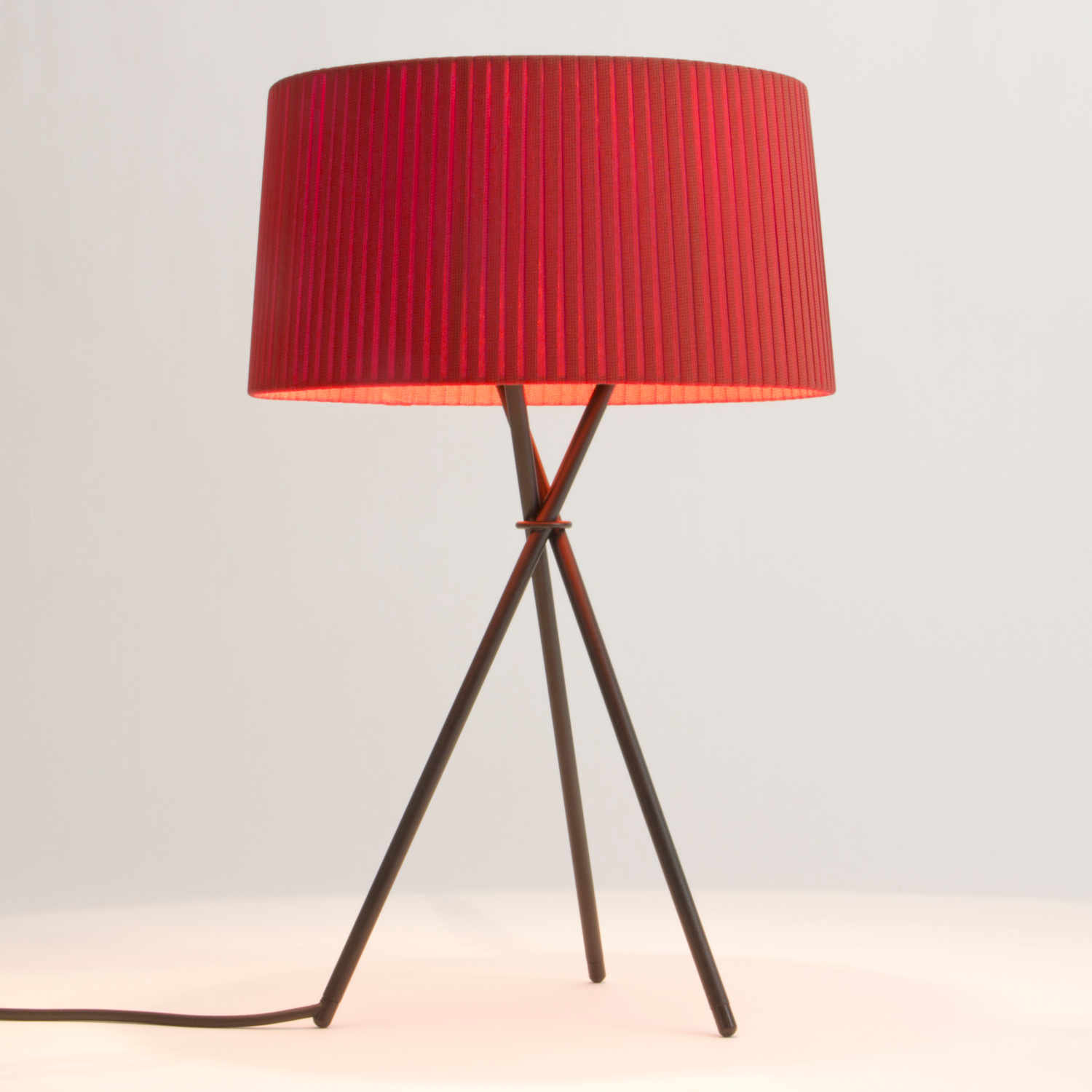 Tripode G6 LED Boden-/Tischleuchte, Lampenschirm rot-amber von Santa & Cole