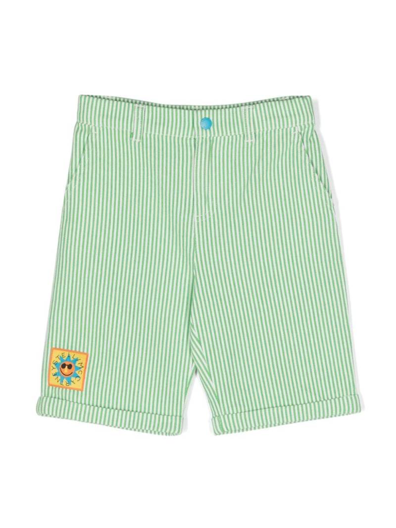 Stella McCartney Kids pinstriped logo-appliqué shorts - Green von Stella McCartney Kids