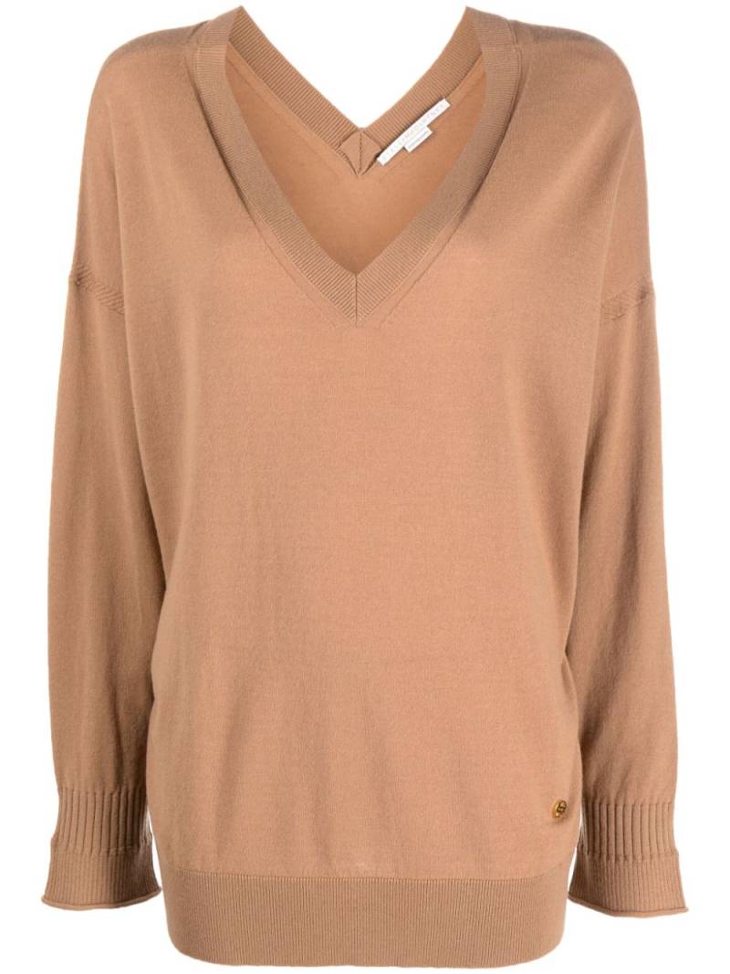 Stella McCartney logo-plaque V-neck knitted jumper - Brown von Stella McCartney