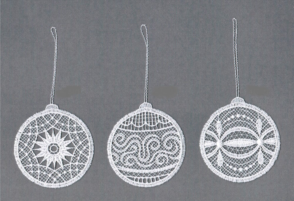 Stickereien Plauen Dekohänger »Weihnachtskugeln«, (Set 6 Stück gemischt (je Motiv 2 Stück), Baumbehang "Weihnachtskugeln", bestickt von Stickereien Plauen