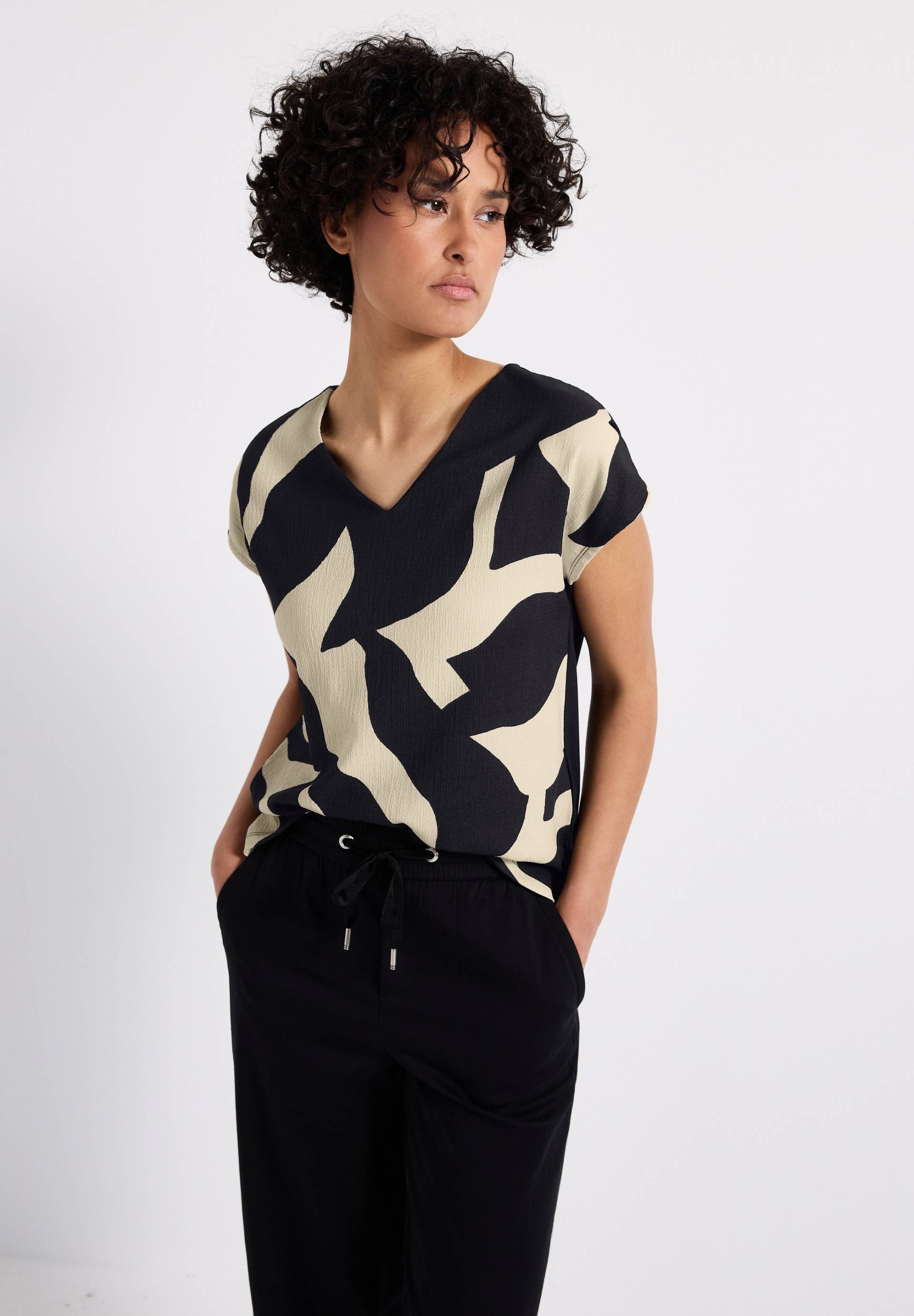 STREET ONE T-Shirt, im Struktur-Mix und mit grafischem Muster vorn STREET ONE T-Shirt, im Struktur-Mix und mit grafischem Muster vorn von Street One