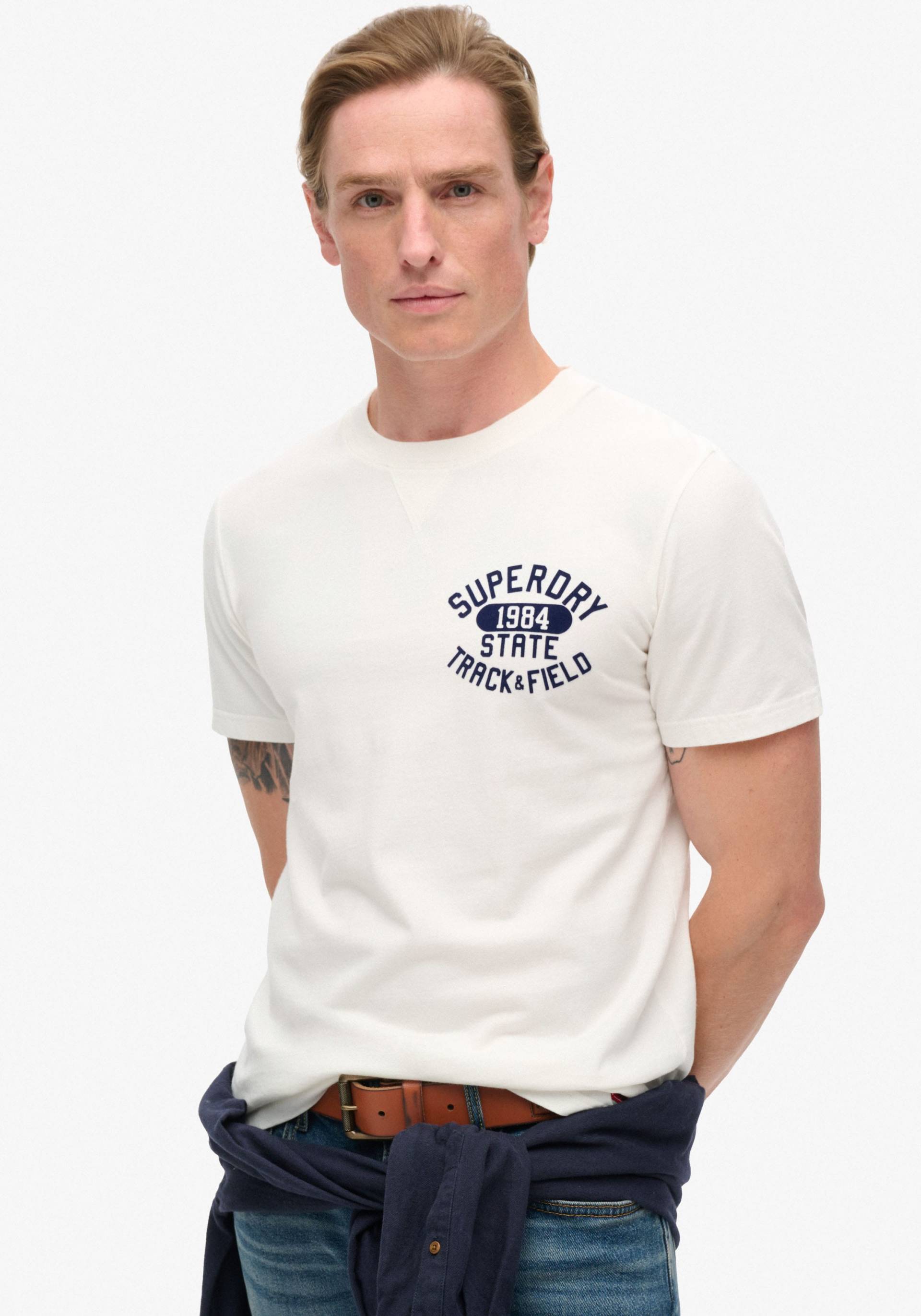 Superdry Rundhalsshirt »TRACK & FIELD GRAPHIC T SHIRT« Superdry Rundhalsshirt »TRACK & FIELD GRAPHIC T SHIRT« von Superdry