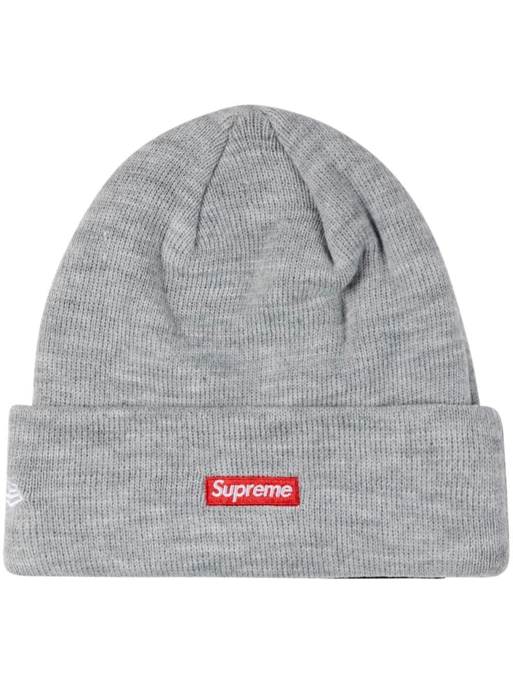 Supreme x New Era S Logo knitted beanie - Grey von Supreme