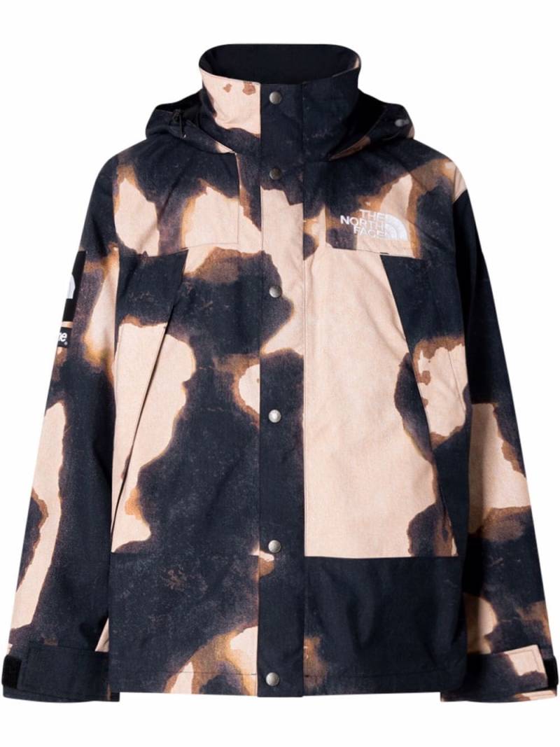 Supreme x The North Face bleached denim-print mountain jacket - Brown von Supreme
