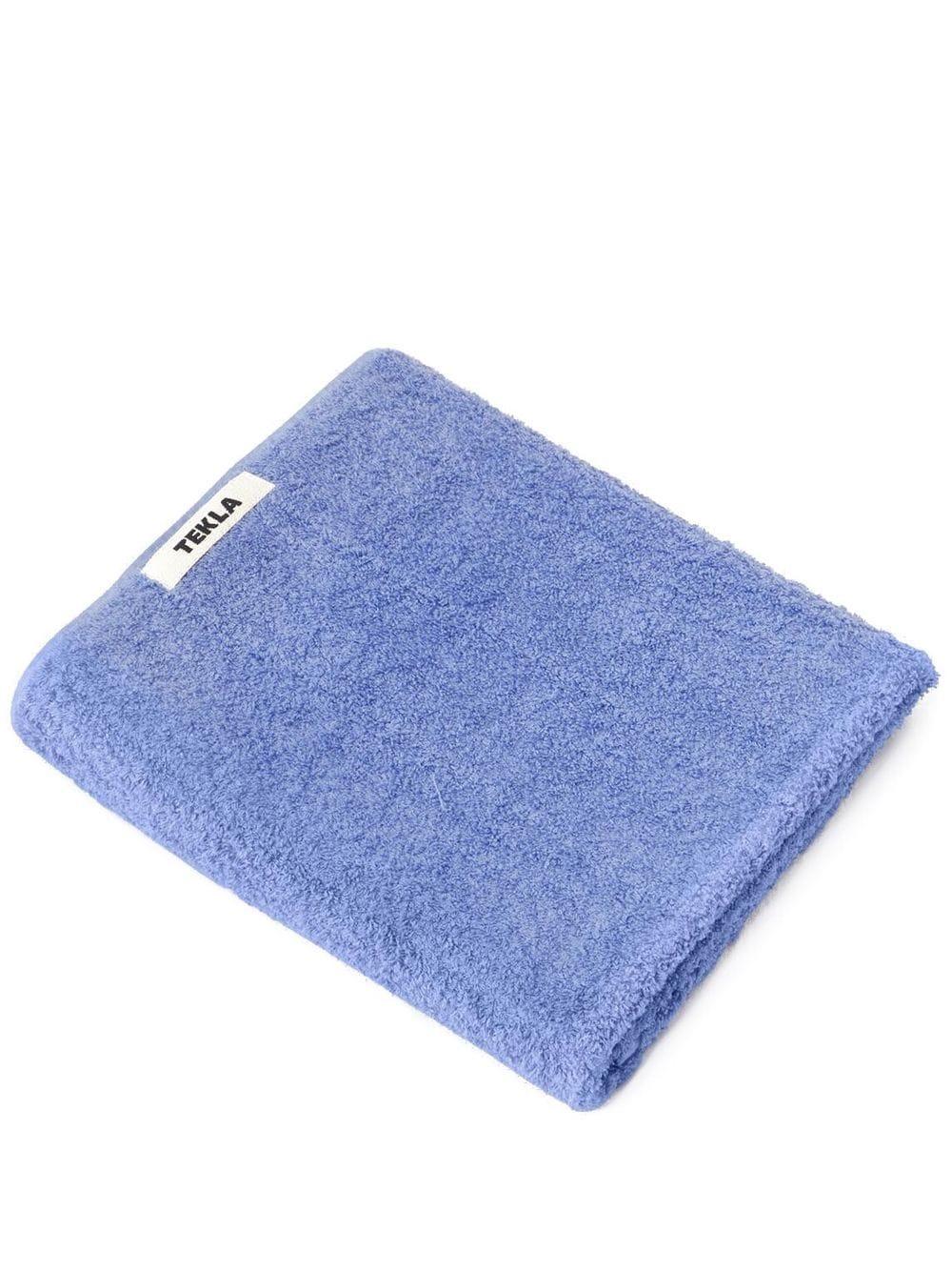 TEKLA logo-patch terry bath towel - Blue von TEKLA