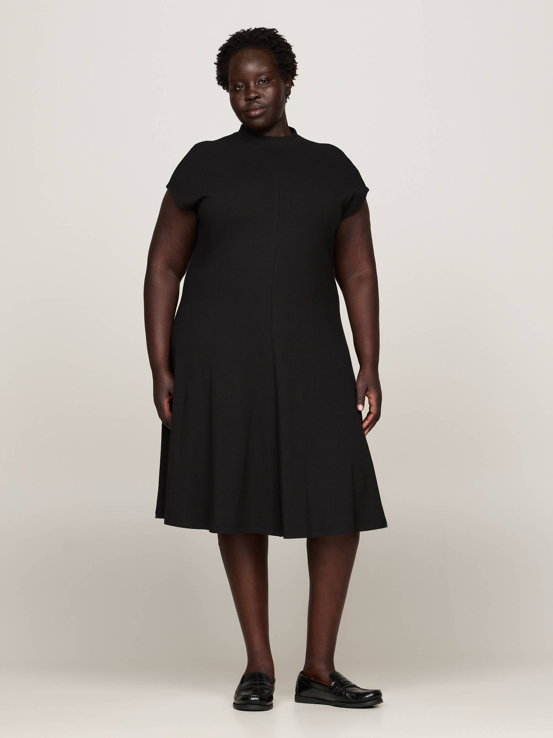 Tommy Hilfiger Curve Midikleid »CRV 5x2 RIB MK-NK MIDI DRESS NS«, in Grossen Grössen, Rippware, mit Logostickerei am Ärmel Tommy Hilfiger Curve Midikleid »CRV 5x2 RIB MK-NK MIDI DRESS NS«, in Grossen Grössen, Rippware, mit Logostickerei am Ärmel von TOMMY HILFIGER Curve