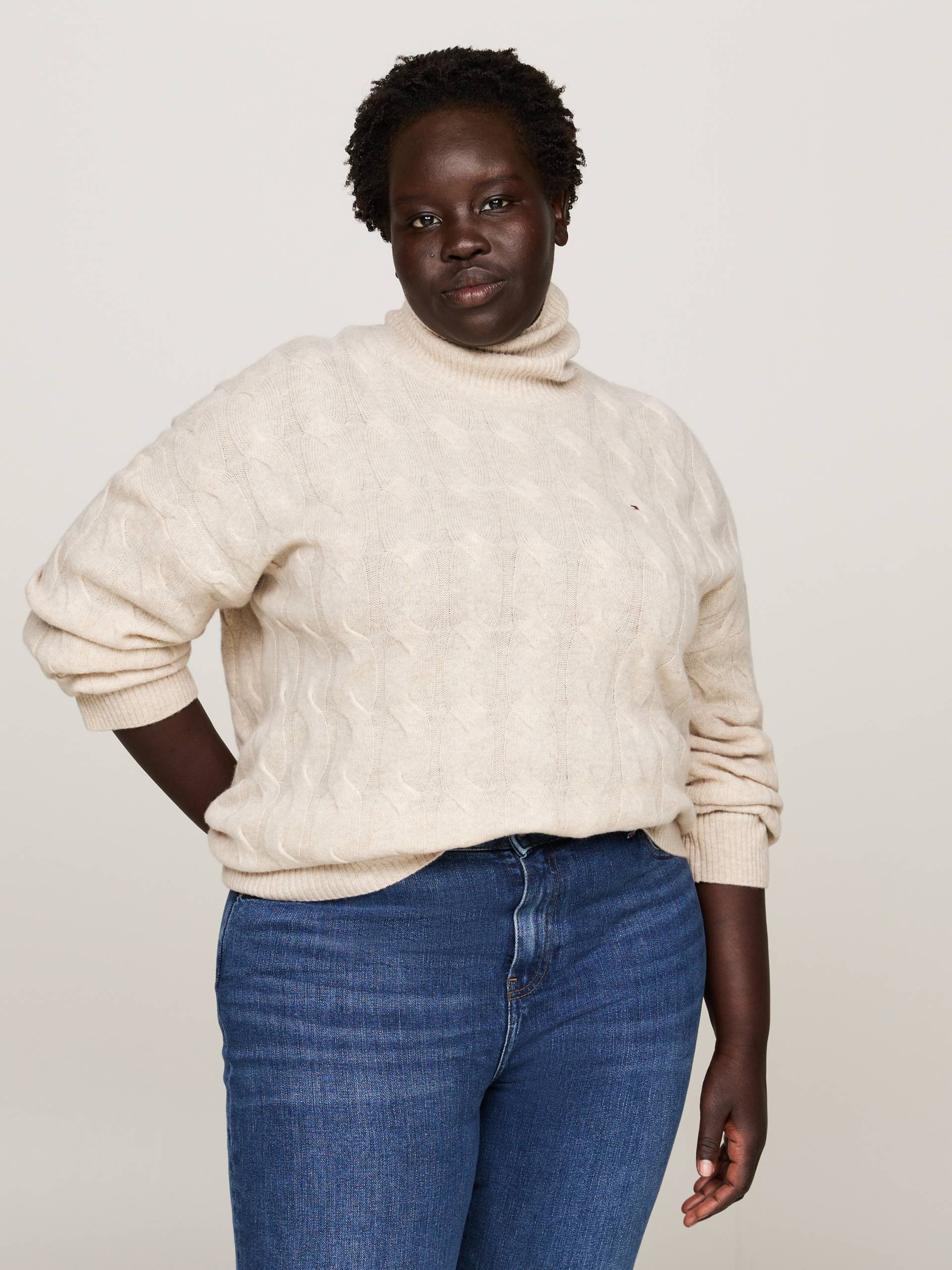 Tommy Hilfiger Curve Rollkragenpullover »CRV SOFT WOOL C Sweater«, in Grossen Grössen, mit Logostickerei am Ärmel, aus 100% Wolle Tommy Hilfiger Curve Rollkragenpullover »CRV SOFT WOOL C Sweater«, in Grossen Grössen, mit Logostickerei am Ärmel, aus 100% Wolle von TOMMY HILFIGER Curve