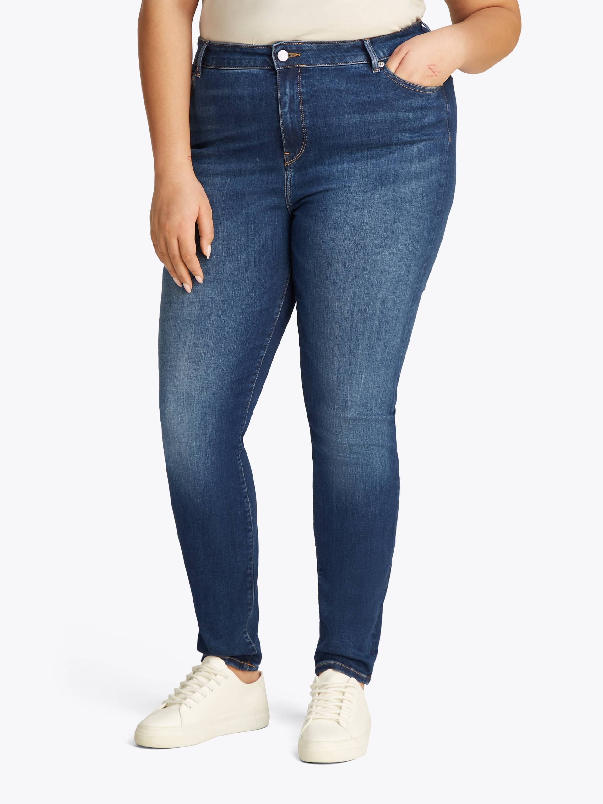 Tommy Hilfiger Curve Skinny-fit-Jeans »CRV HARLEM SKINNY RW NEW DOREEN«, in Grossen Grössen, Tommy Jeans Logo-Badge, stoned wash Optik Tommy Hilfiger Curve Skinny-fit-Jeans »CRV HARLEM SKINNY RW NEW DOREEN«, in Grossen Grössen, Tommy Jeans Logo-Badge, stoned wash Optik von TOMMY HILFIGER Curve