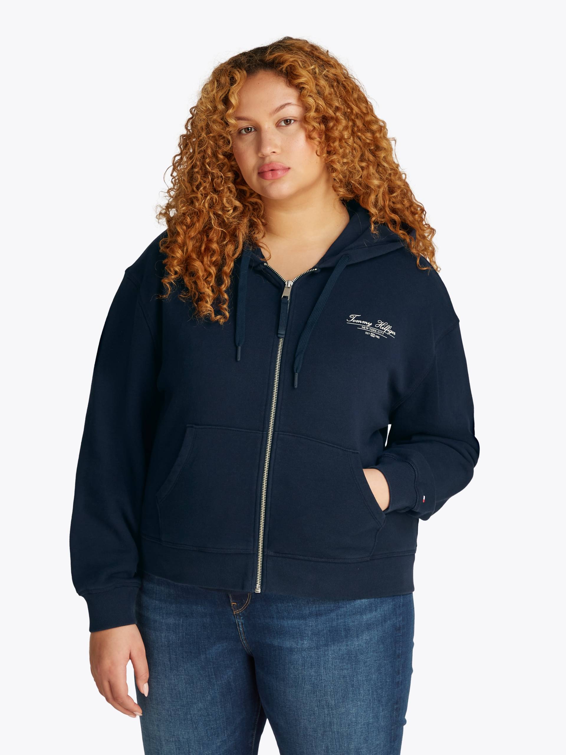 Tommy Hilfiger Curve Sweatjacke »CRV REG SCRIPT ZIP HOODIE«, in Grossen Grössen, Kapuze, Zipper, Logoschriftzug Tommy Hilfiger Curve Sweatjacke »CRV REG SCRIPT ZIP HOODIE«, in Grossen Grössen, Kapuze, Zipper, Logoschriftzug von TOMMY HILFIGER Curve