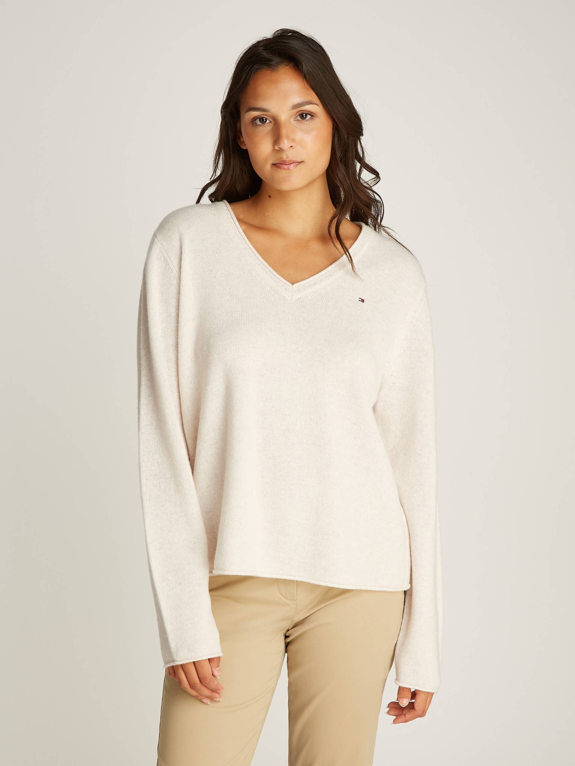 Tommy Hilfiger Curve V-Ausschnitt-Pullover »CRV SOFT WOOL V-NK SWEATER«, in Grossen Grössen, Mit Logostickerei in Brusthöhe Tommy Hilfiger Curve V-Ausschnitt-Pullover »CRV SOFT WOOL V-NK SWEATER«, in Grossen Grössen, Mit Logostickerei in Brusthöhe von TOMMY HILFIGER Curve