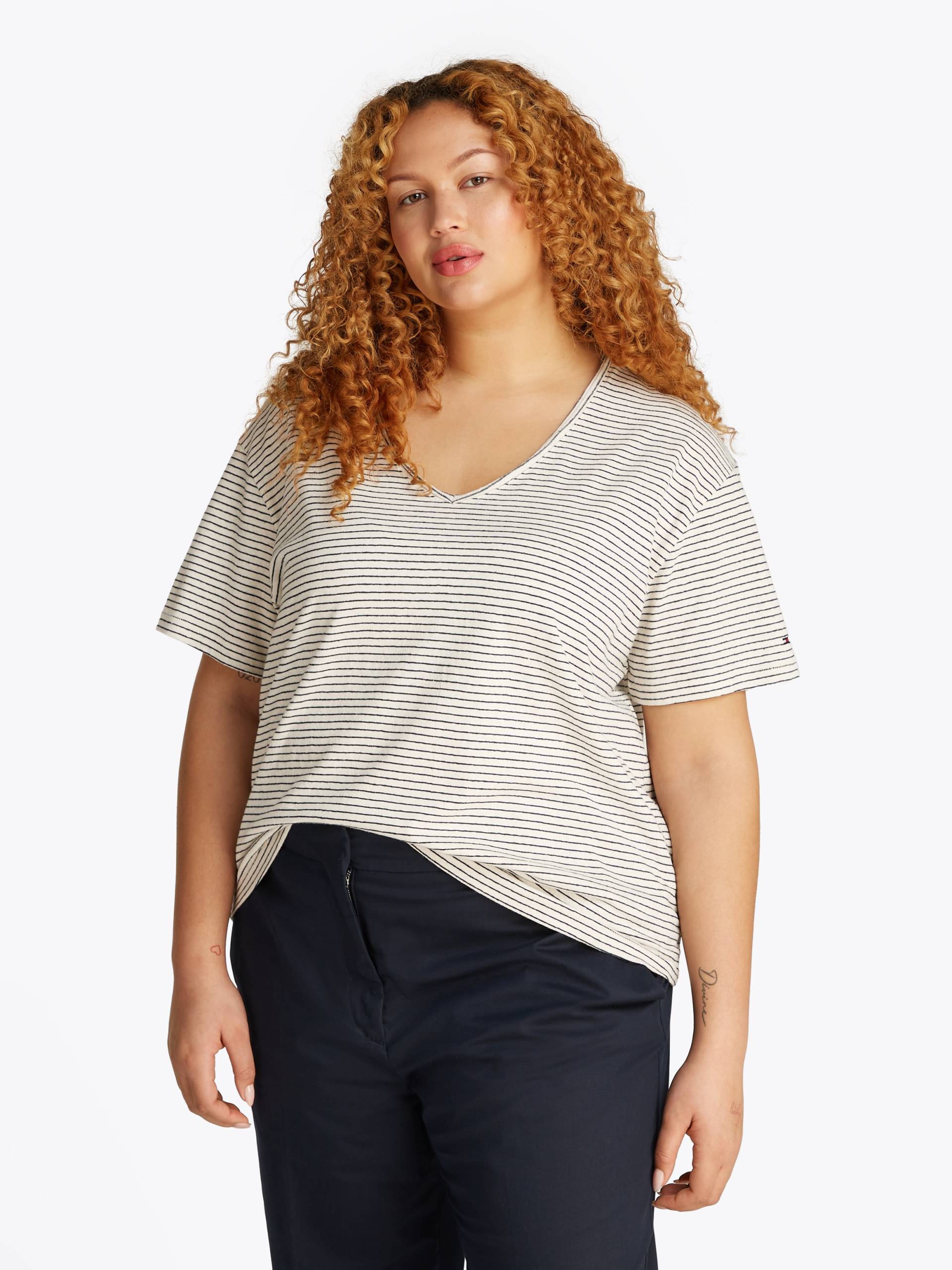 Tommy Hilfiger Curve V-Shirt »CRV MODERN CO LINEN V-NK SS«, in Grossen Grössen Tommy Hilfiger Curve V-Shirt »CRV MODERN CO LINEN V-NK SS«, in Grossen Grössen von TOMMY HILFIGER Curve
