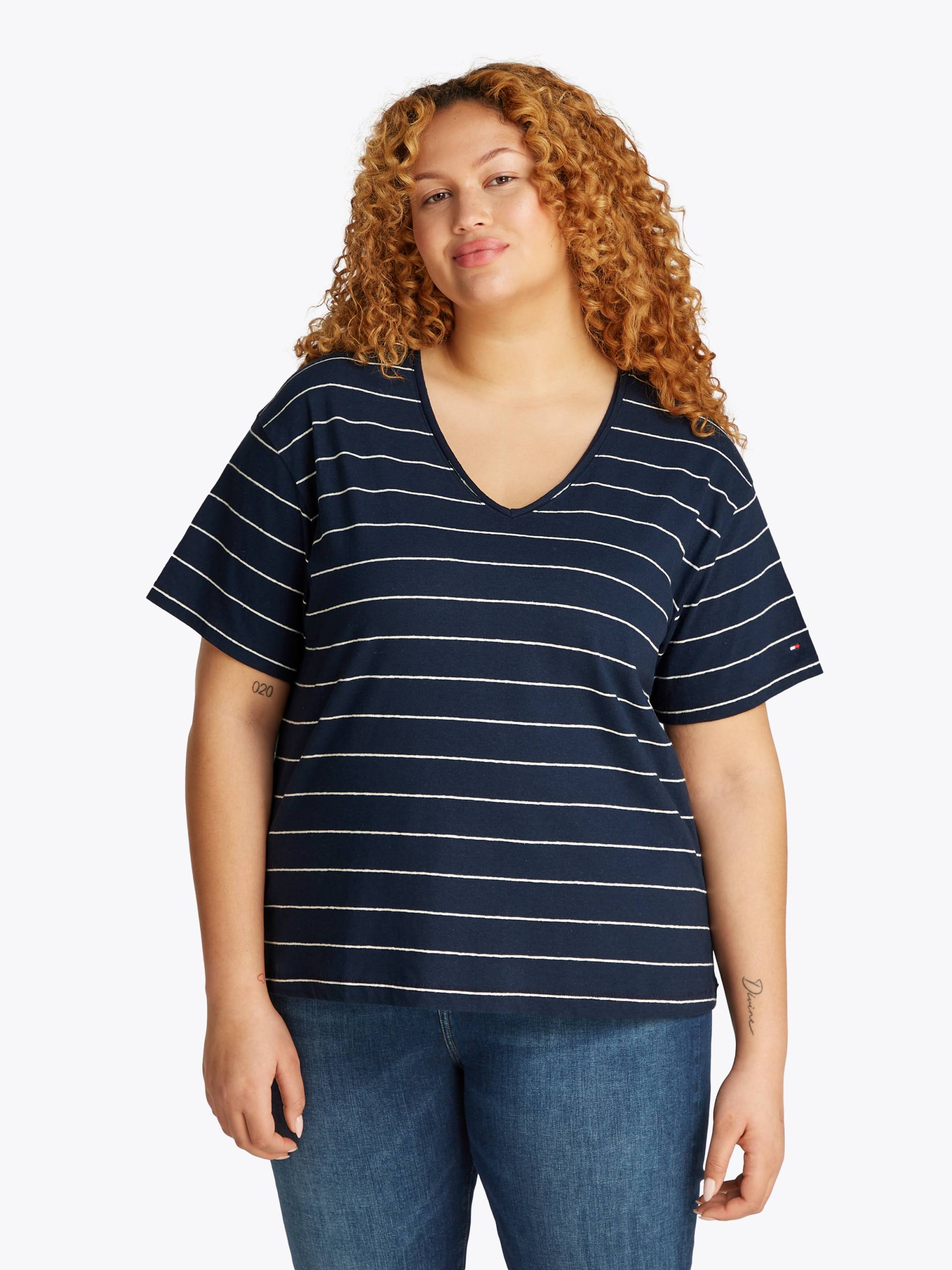 Tommy Hilfiger Curve V-Shirt »CRV MODERN CO LINEN V-NK SS«, in Grossen Grössen Tommy Hilfiger Curve V-Shirt »CRV MODERN CO LINEN V-NK SS«, in Grossen Grössen von TOMMY HILFIGER Curve