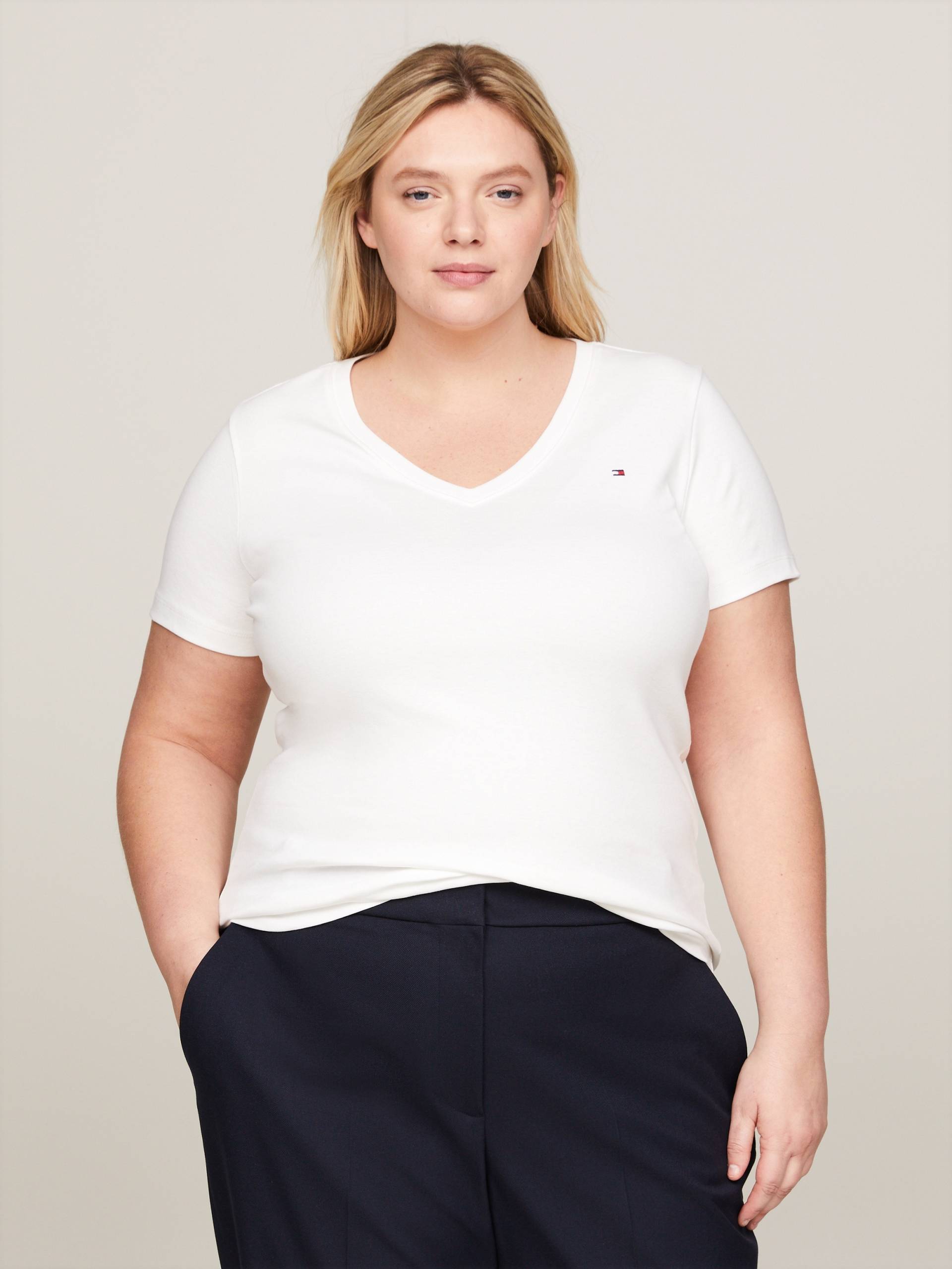 Tommy Hilfiger Curve V-Shirt »CRV NEW SLIM CODY V-NECK SS«, in grossen Grössen Tommy Hilfiger Curve V-Shirt »CRV NEW SLIM CODY V-NECK SS«, in grossen Grössen von TOMMY HILFIGER Curve