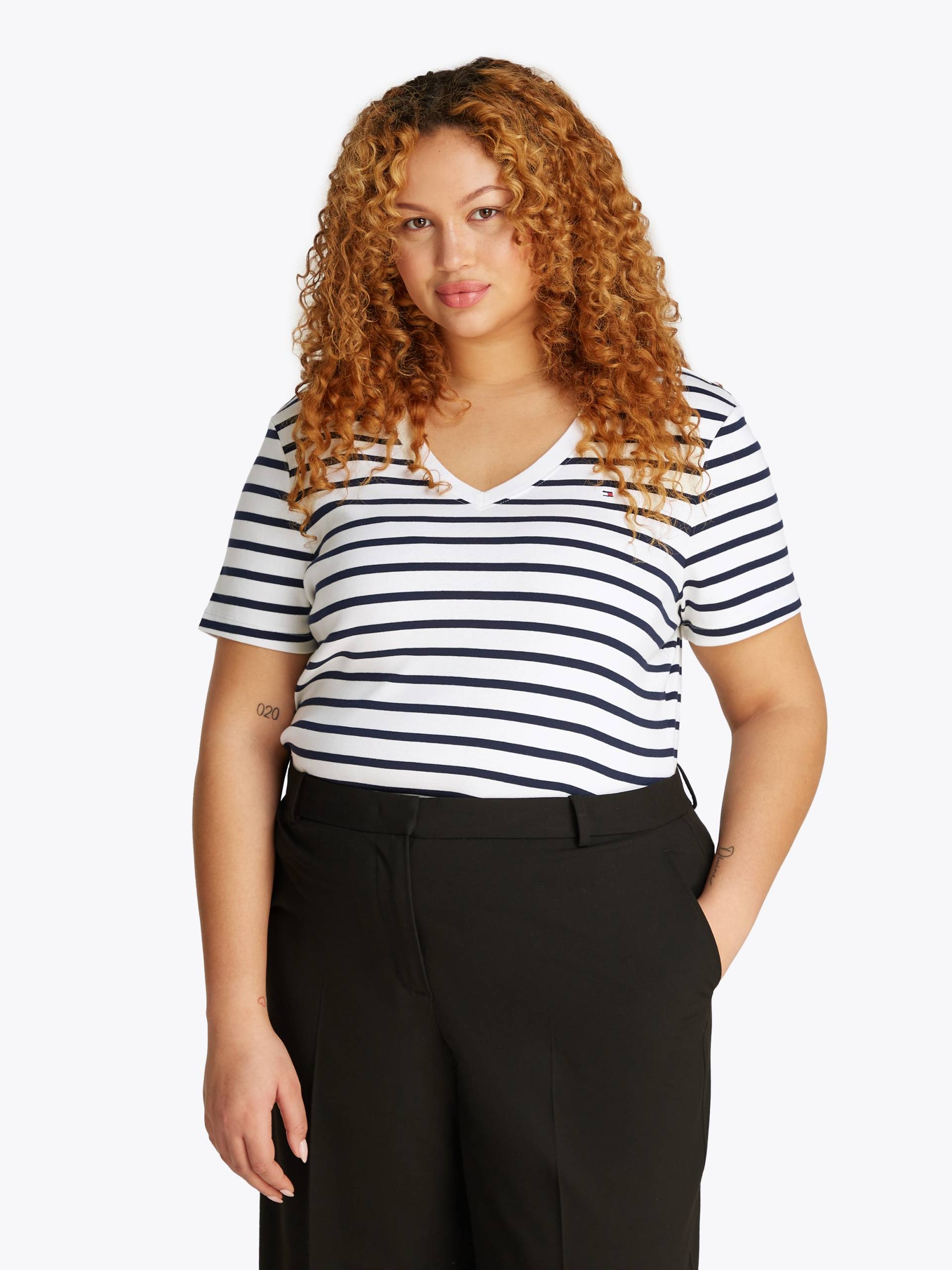 Tommy Hilfiger Curve V-Shirt »CRV SLIM CODY V-NK SS«, in Grossen Grössen Tommy Hilfiger Curve V-Shirt »CRV SLIM CODY V-NK SS«, in Grossen Grössen von TOMMY HILFIGER Curve