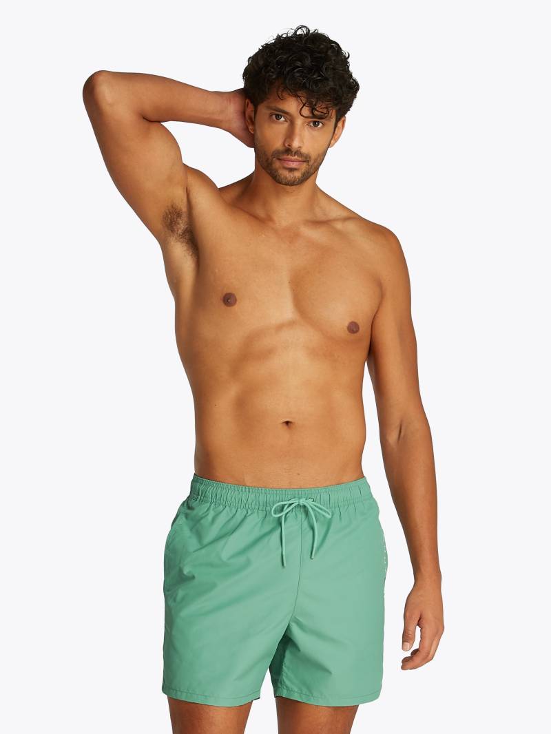 Tommy Hilfiger Swimwear Badeshorts »MEDIUM DRAWSTRING«, mit Logostickerei an der Hüfte von TOMMY HILFIGER Swimwear